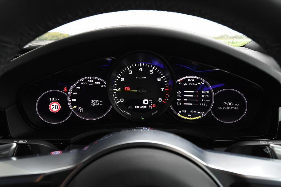 Панель приборов Porsche Cayenne E-Hybrid (PO536) 2018 года  (UK) (фото 2 из 13)